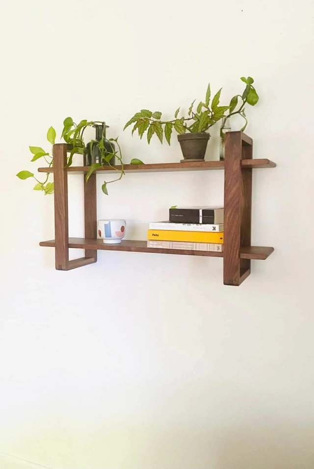 531bdf5fdd086c6f2de72874ed49e56c-ed827afc2cb6a30a7417578059452896-640-0 KRAYOG 3-Tier Wooden Shelf – Solid Pine Wall Rack, Minimalist Storage Stand - Image 1