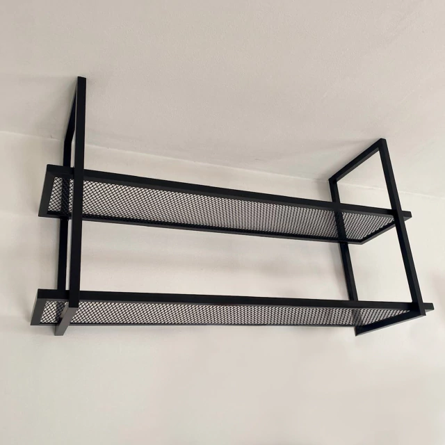 estanteria-colgante-con-malla-doble-3a2b52d8474cb37bd817467536623587-640-0 KRAYOG Hanging Iron Shelf – 2-Tier Rhomboid Mesh Floating Rack (Ceiling or Wall Mount) - Image 1