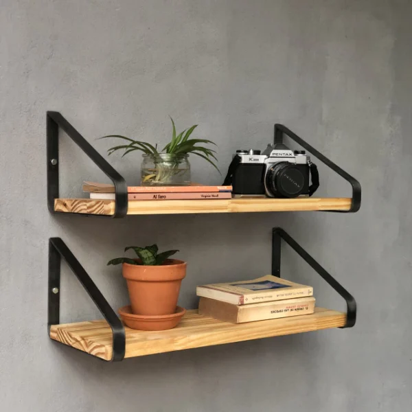KRAYOG “Iporá” Floating Wall Shelf – Iron Frame & Pine Wood Design
