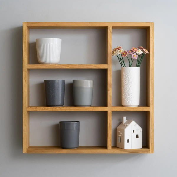 KRAYOG Five-Compartment Wooden Wall-Mounted Shelf – Light-Burnished Finish for Kitchen Mugs and Collectible Figurines Display